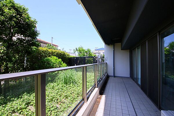 【テラス】目の前に豊かな緑が広がる、開放的なテラス。広さにゆとりがありますので、洗濯物をまとめて干すことができそうです。