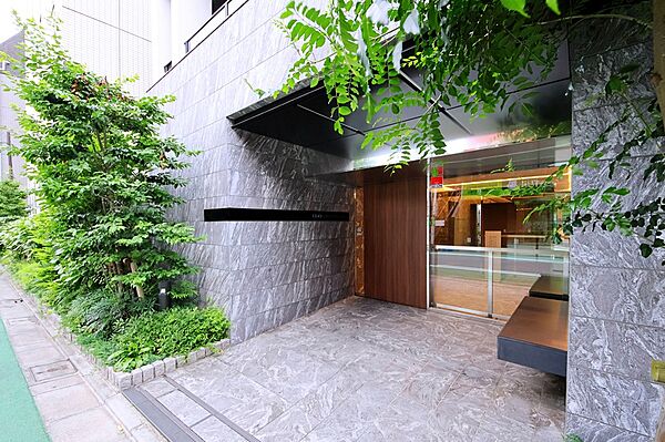 【エントランス】2020年3月築、RC造地上10階建マンションの1階部分に位置します。階下への生活音を気にすることなく暮らせます。ペット飼育可能(飼育細則あり)。