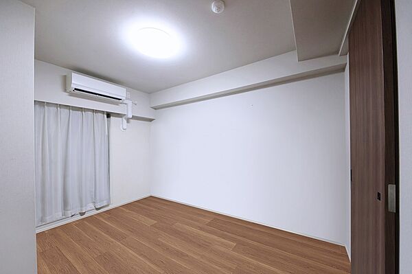【洋室(約6.0帖)】主寝室や子ども部屋、趣味の部屋など、多彩な活用ができる洋室です。エアコンが設置されており、暑い夏は、涼しいお部屋で、快適にお過ごしいただけます。
