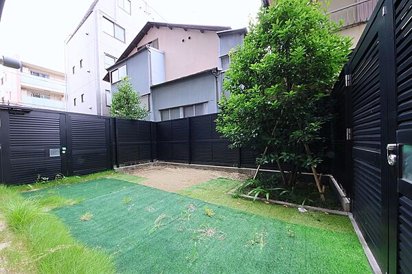 【専用庭】LDKから出入り可能です。読書やティータイムを楽しむ空間、小さなお子様のお外遊びの場など、多用途に活用できます。