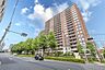 外観：【現地外観写真】地下1階地上18階建・総戸数293戸、住友不動産(株)旧分譲マンション。コンビニ・スーパーが徒歩5分圏内に位置し、買い物便利なロケーションです。