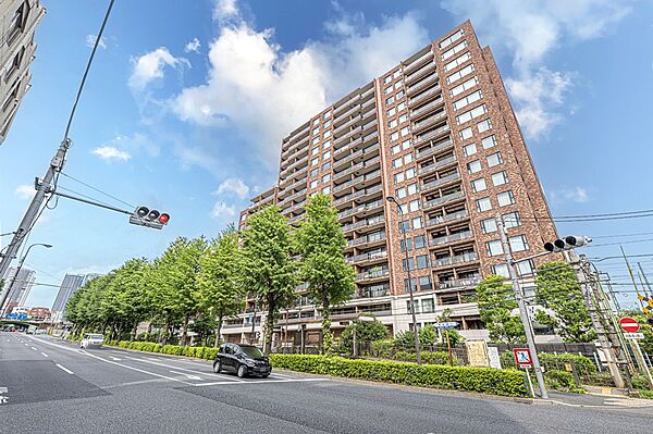 【現地外観写真】地下1階地上18階建・総戸数293戸、住友不動産(株)旧分譲マンション。コンビニ・スーパーが徒歩5分圏内に位置し、買い物便利なロケーションです。