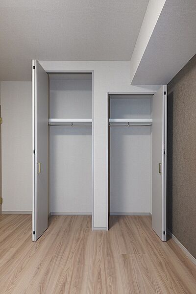 【収納(洋室/約6.6帖)】枕棚とハンガーパイプ付きのクローゼット。丈の長い衣類も畳まずに収納できて便利です。2つに分かれているので、季節や使用頻度ごとに使い分けが可能です。