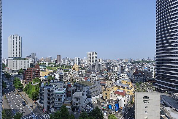 【住戸からの眺望写真】地上42階・地下3階建の10階部分に位置します。晴れた日には青空と都会の街並みが望めます。※眺望は将来にわたって保証されるものではありません。