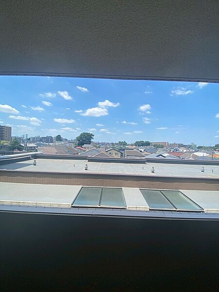 【住戸からの眺望写真】バルコニー前面には視界を遮る高い建物がなく、眺望良好です。※眺望は将来にわたって保証するものではありません。