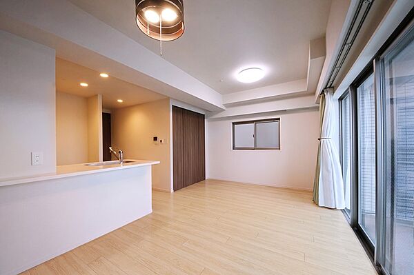【LDK/約13.2帖】南・西側の2面採光。夕方までたっぷりの陽光が入る明るい空間です。ゆっくりとご家族団欒の時間をお過ごしいただけます。