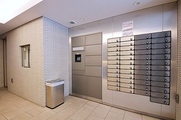 【その他共用部】宅配ボックスが設置されており、不在時でも荷物の受け取りが可能。気軽にインターネットショッピングを楽しめそうです。