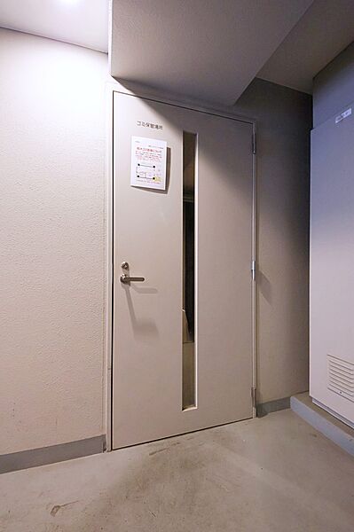 【その他共用部】24時間ゴミ出し可能なマンション。ゴミを住戸に置いておく必要が無く、衛生的です。