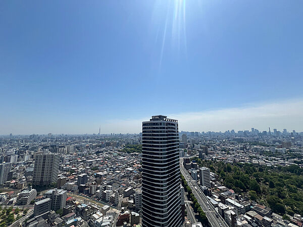 【住戸からの眺望】34階部分につき、眺望良好です。バルコニーへ出て外気に触れることで、在宅時のリフレッシュに繋がります。※眺望は将来にわたって保証するものではありません。