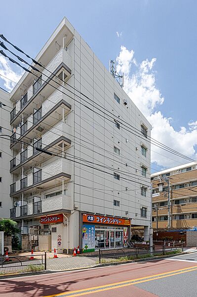 【現地外観写真】西武池袋線「豊島園」駅は始発駅。混雑しがちな朝の通勤ラッシュ時でも座れる可能性が高く、快適に移動できそうです。