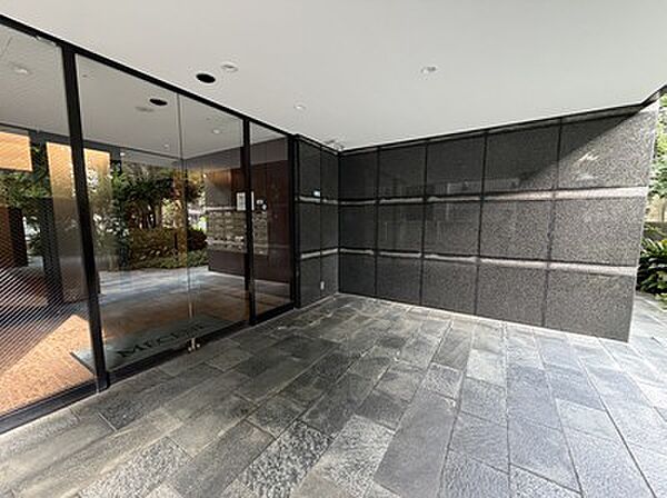 【エントランス】モニター付きオートロックが採用されており、防犯面にも配慮されたマンション。管理体制は日勤です。敷地内には駐車場が設けられています。詳しくはお問い合わせください。