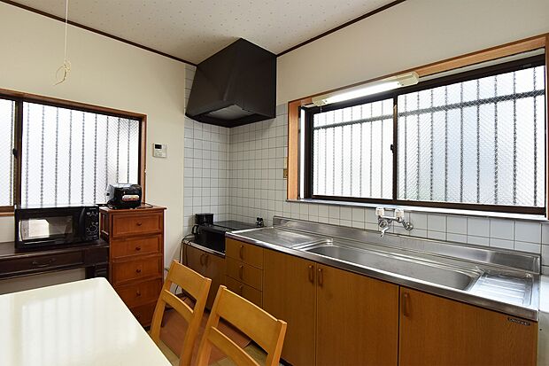 作業スペースが広々としたキッチンで、毎日のお料理がはかどります。窓があり換気もバッチリですね。