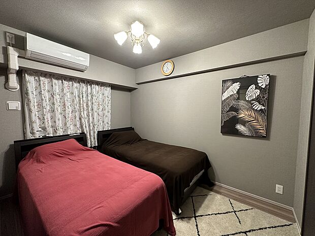 廊下側の6帖居室は寝室としてベッドを置いてもスペースにゆとりがあり広々快適です。
