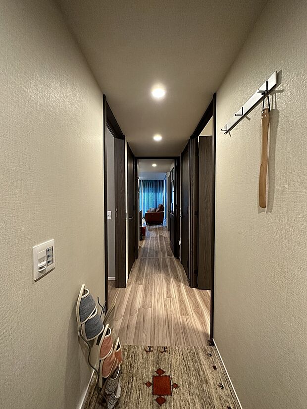 リビングへと続く廊下はお部屋同様高級感あふれるフローリング仕上げで明るい印象です。