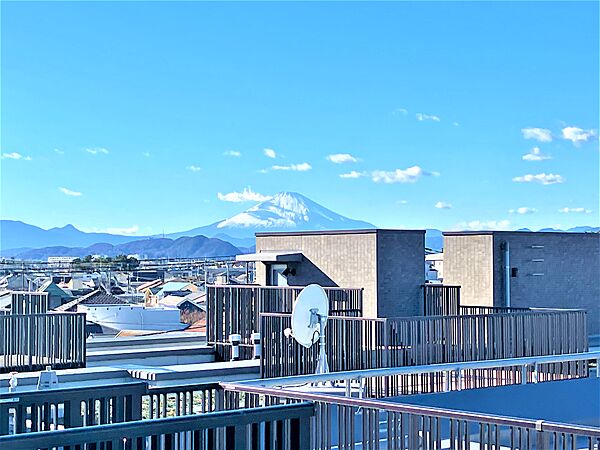 【クリオ茅ヶ崎中海岸グランシック】屋上テラスからは富士山を望むことができます(季節・天候による)。海まで近く、自然豊かな住環境のため、子育て世帯にもおすすめです。