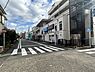 外観：車通りが少なく、落ち着いた雰囲気の住宅地に位置しています。