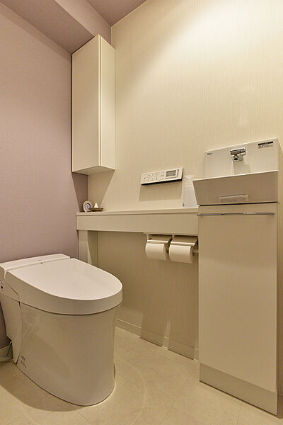 温水洗浄便座は嬉しい標準装備。トイレ内に手洗い場があるため衛生面も安心です。