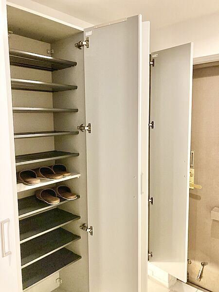 【シューズボックス】シューズボックスを活用して、土間をすっきり見せることができそうです。お出かけ前の身だしなみチェックにに便利な姿見付きです。