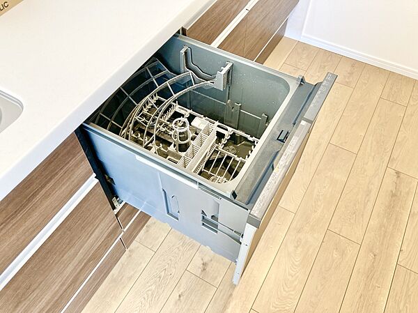 【キッチン】ビルトインタイプの食器洗乾燥機が採用されています。場所を取らずスッキリとした印象のキッチンに。食後の後片付けをサポートし、ご家族とのゆとりの時間を増やしてくれます。