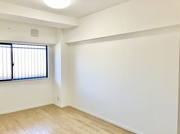 【洋室(約7.5帖)】洋室の中で最も広さにゆとりのあるお部屋です。主寝室として使用することもおすすめです。