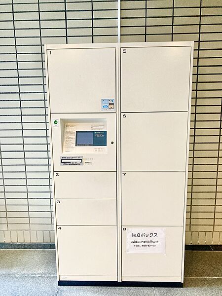 【宅配ボックス】不在時でも荷物の受け取りが可能な宅配ボックスの設置がございます。再配達の手間が省け便利です。非対面での受け取りも可能です。