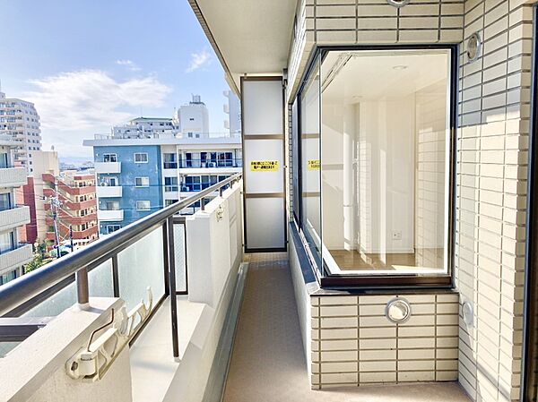 【バルコニー】日当たりに恵まれた南西向きのバルコニーです。LDKと洋室約7.0帖より出入り可能。物干し金物が備わっています。