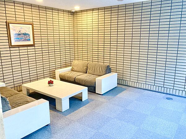【エントランス】ゆったり座れるソファーとテーブルが設置されています。待ち合わせやちょっとした打ち合わせなどに利用可能です。