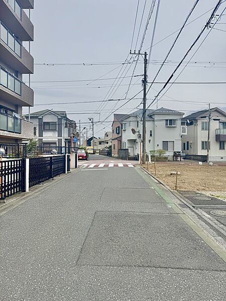 【前面道路含む現地写真】ぜひお気軽に現地をご見学いただき、新生活のイメージを膨らませてください。