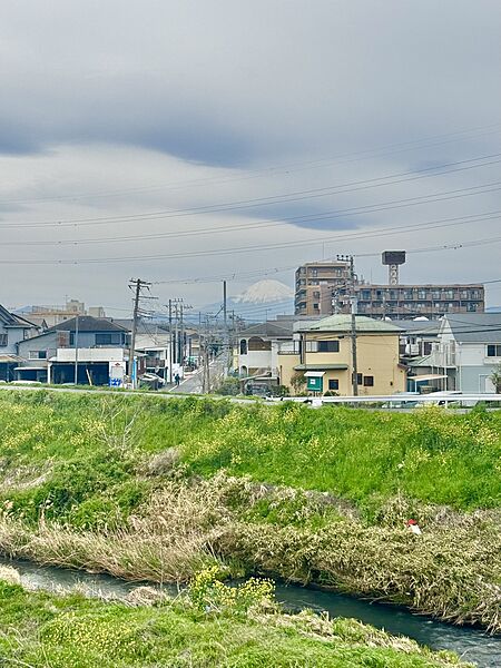 【周辺の景色】渋田川沿いからは、雄大な富士山を眺めることもできます(※天候などによる、また眺望は将来に渡って保証するものではありません)。川沿いの自然と調和する、心洗われる風景が日常を彩ります。