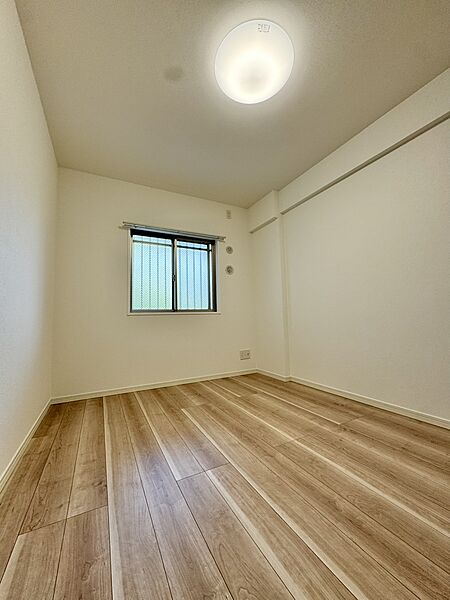 【洋室/約6.0帖】約6.0帖の洋室には、窓があり光をたっぷり取り込めるお部屋です。ウォークインクローゼットを備えています。