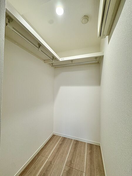 【WIC】約6.0帖の洋室にはゆとりあるWICが備わっています。ご家族分の衣類はもちろん、スーツケースや季節家電などもたっぷり収納可能。