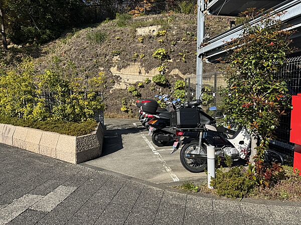 【バイク置場】マンション敷地内にバイク置き場が設置されています。空き情報や利用料金などの詳細は、お気軽にお問い合わせください。