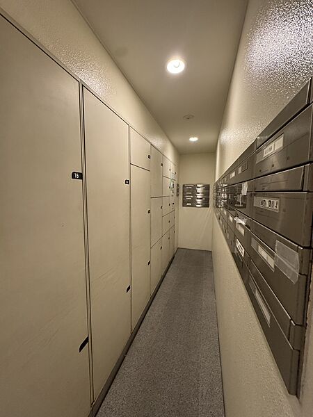 【宅配ボックス】共用部に宅配ボックスが設置されています。外出中でも荷物を受け取ることができるので、気軽にネットショッピングを楽しめそうです。