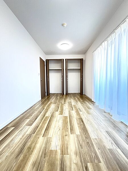 【洋室/約7.5帖】洋室の中で最も広さにゆとりのあるお部屋です。主寝室として使用することもおすすめです。