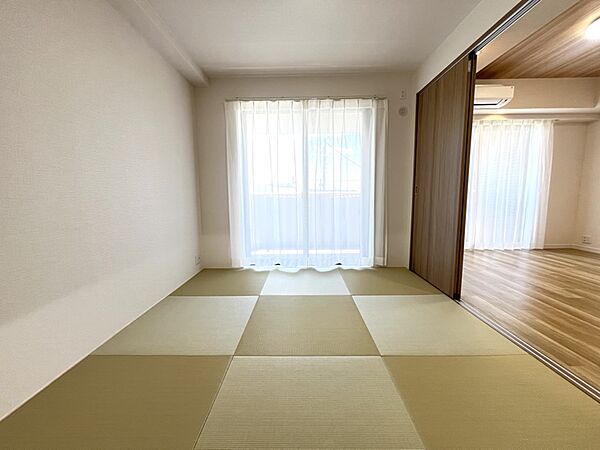 【和室/約6帖】隣接するリビングとの引き戸を開放することでより広々とした空間に。