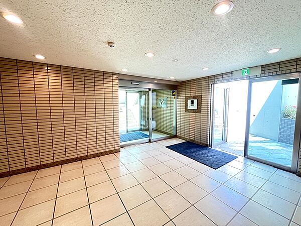 【エントランス】落ち着いた雰囲気のロビー。オートロックが採用されていて、防犯面に配慮されています。暮らしに安心感を与えてくれる嬉しい設備です。