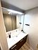 洗面：【洗面化粧台】三面鏡付きの洗面化粧台は、鏡裏に化粧品や小物をたっぷり収納可能。カウンターまわりにゆとりがあるため、ケア用品などの小物を並べられます。