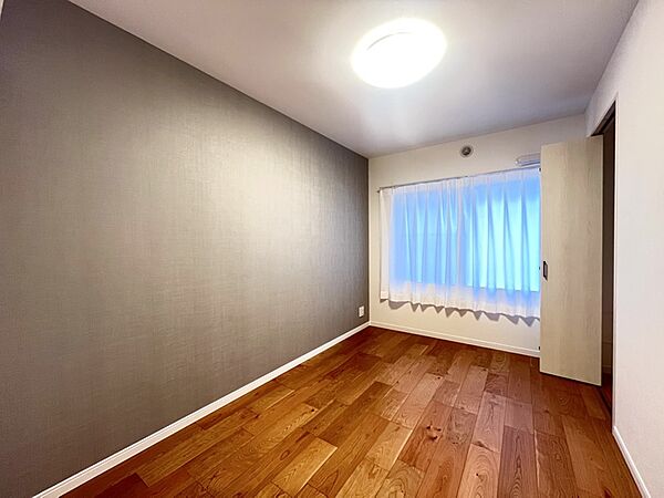 【洋室/約5.3帖】玄関に近い配置のため、帰宅後すぐにお部屋へ移動可能。仕事部屋や趣味部屋としても使いやすく、来客時にもプライベート空間を分けやすい間取りです。