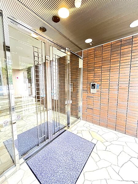 【エントランス】住民以外の人が侵入しにくい、オートロックシステムが採用されています。防犯カメラも搭載されており、セキュリティ面に配慮されたマンションです。