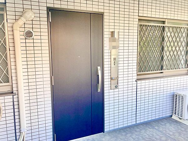 【玄関】ダブルロックが採用された玄関ドアです。廊下側の洋室は窓に格子付き。防犯性に配慮された設計が施されたマンションです。