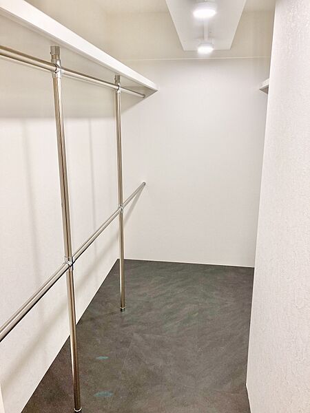 【WIC】広々としたWICが備わっています。2段式のハンガーパイプが備わり、見やすく整理することができます。ご家族の洋服を1箇所に集約でき、洗濯動線もスムーズになりそうです。