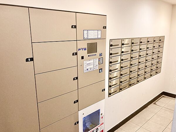 【メールコーナー】屋内に設置されており、雨天でもスムーズに郵便物の確認ができます。不在時でも荷物の受取が可能な宅配ボックスも備わっています。