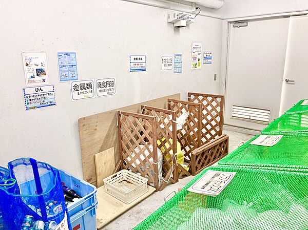 【ゴミ集積所】屋内型なので、雨天でもスムーズに使用でき、カラスなどに荒らされる心配もありません。種類ごとに分かりやすく分別コーナーが設けられています。