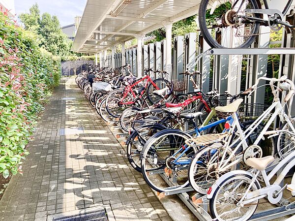 【駐輪場】2段ラック式の駐輪場です。スペースを有効活用でき、転倒防止効果もあります。最新の空き状況については担当までご確認ください。