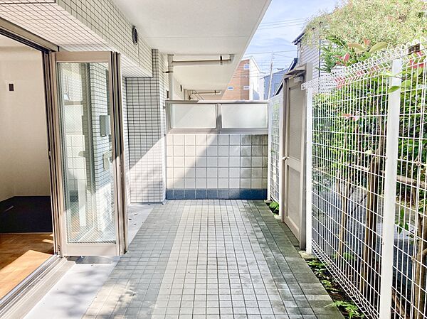 【テラス】専用テラスが備わった開放感たっぷりの住まい。ゆったりとした広さで、物干しスペースとしてはもちろん、リフレッシュスペースとしても魅力的な空間です。