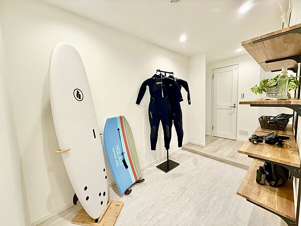 【エントランスラウンジ】アウトドア用品の収納に便利なスペースです。可動棚が設けられているので、玄関周りもすっきり保つことができそうです。