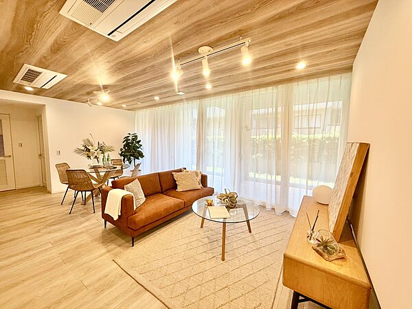 【LDK/約19.9帖】LDKは約19.9帖の広さです。南西向きの窓から陽光が注ぎ込む明るい空間で、ご家族団らんの時間を過ごせます。