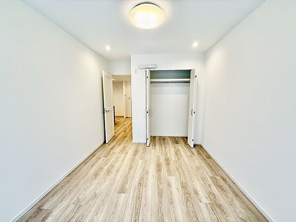 【洋室/約6.5帖】様々なインテリアと相性の良いシンプルな内装で、お部屋作りを楽しめます。クローゼットが設けられています。