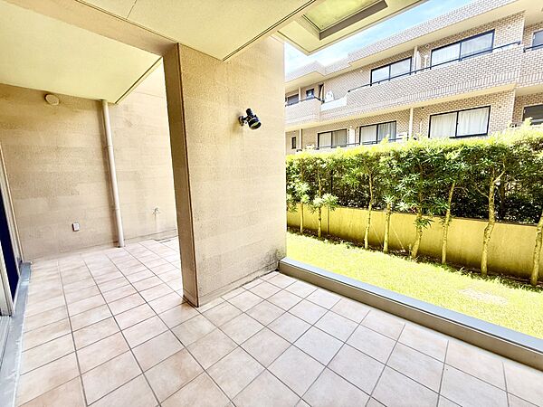 【テラス】約20.41m2の広々としたテラスには水栓があり、お子様とプールやペットの水遊びなど楽しみも広がります。