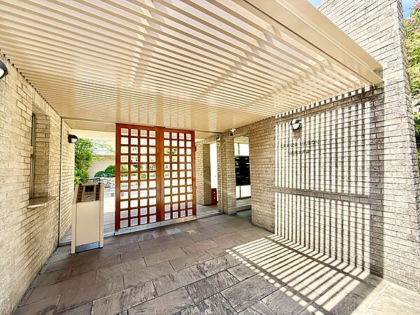 【エントランス】オートロックが採用されていて、防犯面に配慮されています。暮らしに安心感を与えてくれる嬉しい設備です。